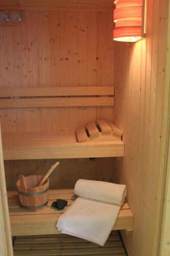 a sauna with two towels and a bowl at Albergo Alla Posta in Anduins