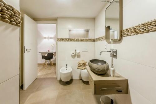 Bilik mandi di Modern Holiday Home At Thuringian Rennsteig