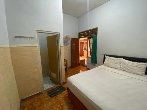 Кровать или кровати в номере OYO 94783 Wakasih Homestay