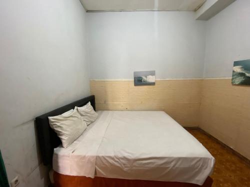 Кровать или кровати в номере OYO 94783 Wakasih Homestay
