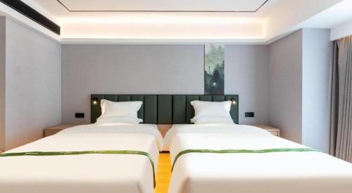 Letto o letti in una camera di GreenTree Inn Jinan West Station Exhibition Center