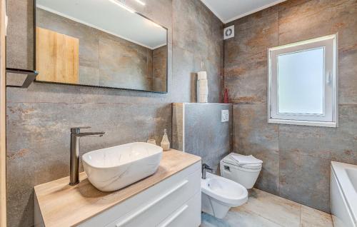 Bilik mandi di Awesome Home In Zagvozd