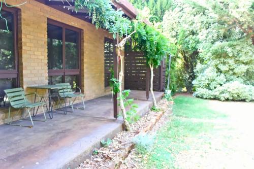 Taman di luar Kaighins Place