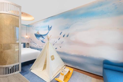 a childs bedroom with a mural of a whale at C&D Hotel Dongshan Zhangzhou in Tongling