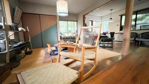 霧島市にあるGlamping Himeshara - Vacation STAY 01948vのロッキングチェアとリビングルームが備わる客室です。