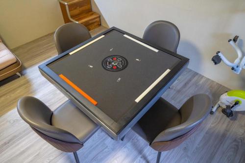 a table with four chairs and a table with aoked at 宜蘭冬山森活漫漫民宿 in Kung-pu-ch'eng