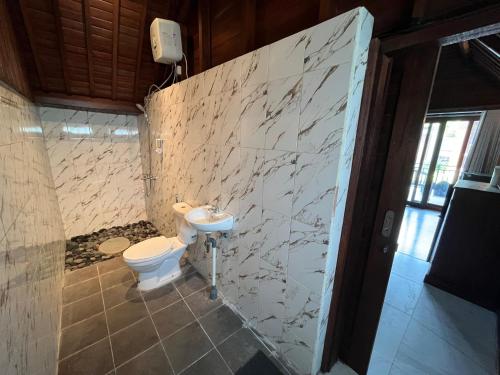 ウブドにあるOYO 94782 Loka Loka Ubudのトイレと洗面台付きのバスルーム
