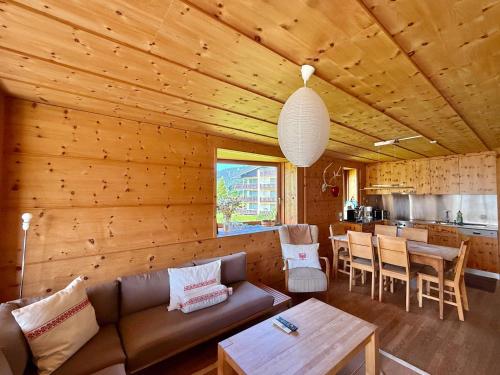 パルパンにあるFamily accommodation Oberbergstrassse for 5 persons Parpanのソファとテーブルのあるリビングルーム