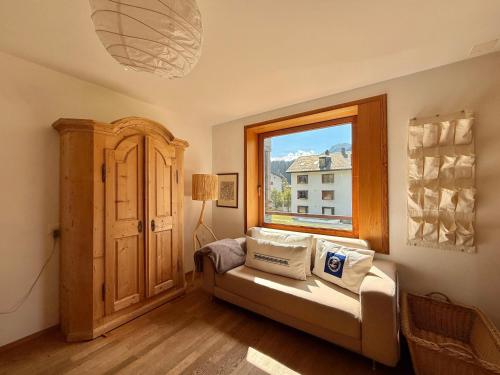 パルパンにあるFamily accommodation Oberbergstrassse for 5 persons Parpanのソファと窓のあるリビングルーム