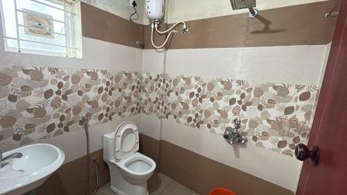 a bathroom with a toilet and a sink at Laya 1 bhk 100m to temple in Guruvāyūr