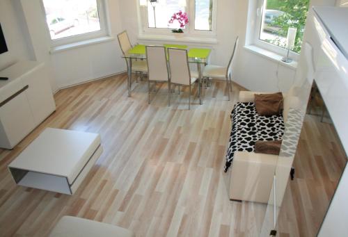- un salon avec un canapé et une table dans l'établissement Apartament Light & Bright, à Międzyzdroje