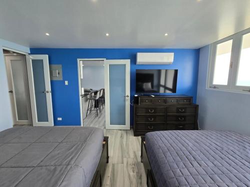 Postel nebo postele na pokoji v ubytování 1 bdrm Island Escape with Ocean Views & Family Comfort Condominio Isleta marina