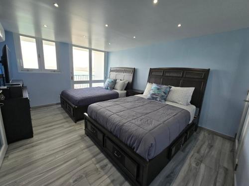 Postel nebo postele na pokoji v ubytování 1 bdrm Island Escape with Ocean Views & Family Comfort Condominio Isleta marina