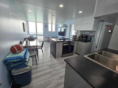 Kuchyň nebo kuchyňský kout v ubytování 1 bdrm Island Escape with Ocean Views & Family Comfort Condominio Isleta marina