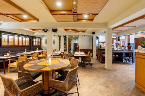 a dining room with a table and chairs at Villa Kayu Raja in Seminyak