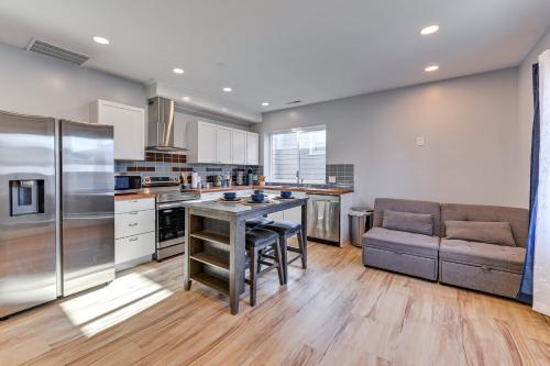 Η κουζίνα ή μικρή κουζίνα στο 7Mi Louisville Pet-Friendly Home