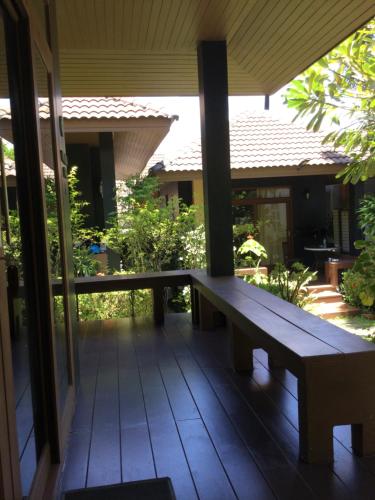 Jardín al aire libre en Ananas Samui Hostel