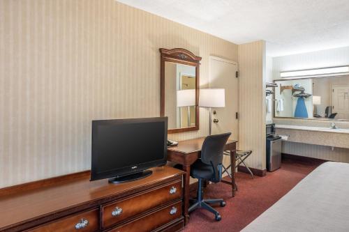 Televisyen dan/atau pusat hiburan di Quality Inn Gettysburg Battlefield