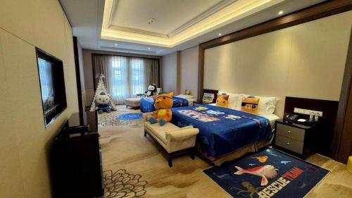 a bedroom with a bed and a tv and a couch at Linyi Blue Horizon International Hotel Yi He in Linyi