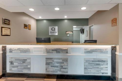 Ο χώρος του λόμπι ή της ρεσεψιόν στο Quality Inn Mauston I-90