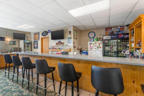 Ο χώρος του lounge ή του μπαρ στο Quality Inn Mauston I-90