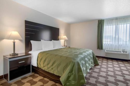 Ένα ή περισσότερα κρεβάτια σε δωμάτιο στο Quality Inn