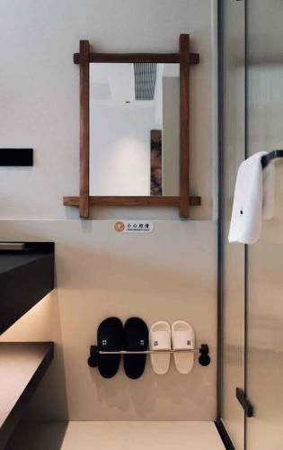 a bathroom with a shelf with three pots and pans at M Country Road 山行野奢影院温泉民宿 in Dujiangyan
