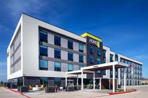 an office building with a huds at Home2 Suites By Hilton Bastrop in Bastrop