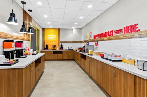 een keuken met houten kasten en een aanrechtblad bij Hampton Inn Daleville in Daleville