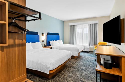 pokój hotelowy z dwoma łóżkami i telewizorem z płaskim ekranem w obiekcie Hampton Inn Daleville w mieście Daleville