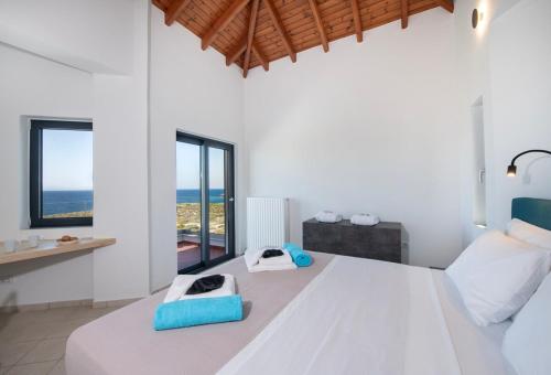 Postel nebo postele na pokoji v ubytování Seafront Villa w Heated Pool-Jacuzzi-Gym-Spa-Games