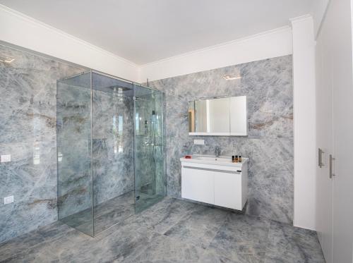 Koupelna v ubytování Seafront Villa w Heated Pool-Jacuzzi-Gym-Spa-Games