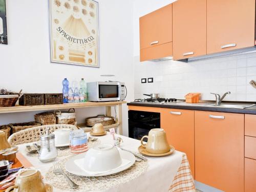 - une cuisine avec une table et de la vaisselle dans l'établissement Pian di luna, à Sarzana