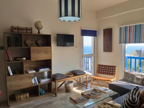 TV a/nebo společenská místnost v ubytování Amathounta Mare Vista Maison