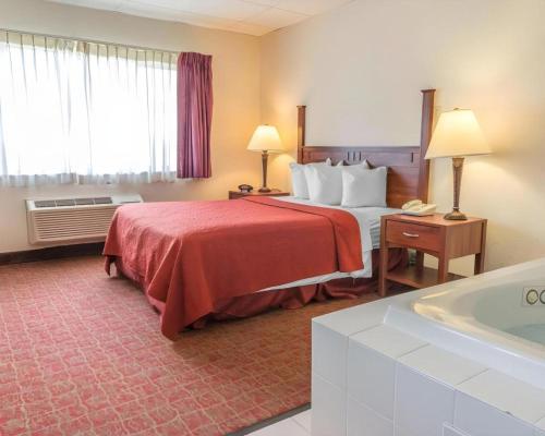 Postel nebo postele na pokoji v ubytování Quality Inn Royle