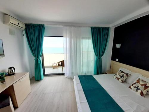 En eller flere senge i et værelse på Emerald Apartments - Belona Beach