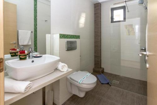 Et badeværelse på Emerald Apartments - Belona Beach