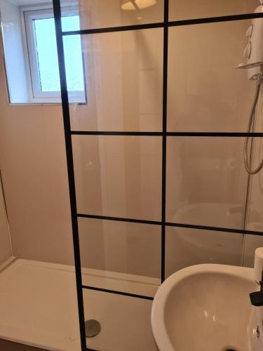 Koupelna v ubytování Sunset Beach, 2 bedroom, first floor flat with balcony