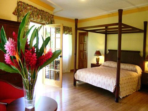 Bay View Eco Resort & Spa tesisinde bir odada yatak veya yataklar