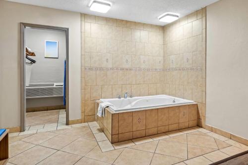 Koupelna v ubytování Days Inn by Wyndham Jacksonville NC