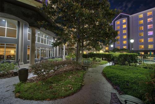 a walkway in front of a building at night at La Quinta by Wyndham Orlando I Drive/Conv Center in Orlando