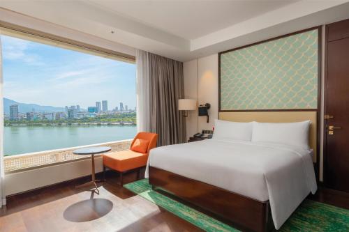 Ένα ή περισσότερα κρεβάτια σε δωμάτιο στο Hilton Da Nang