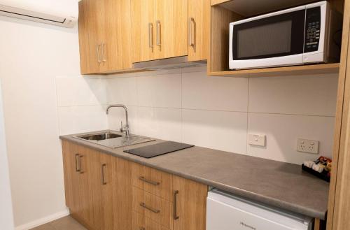 Una cocina o zona de cocina en Econo Lodge Mildura
