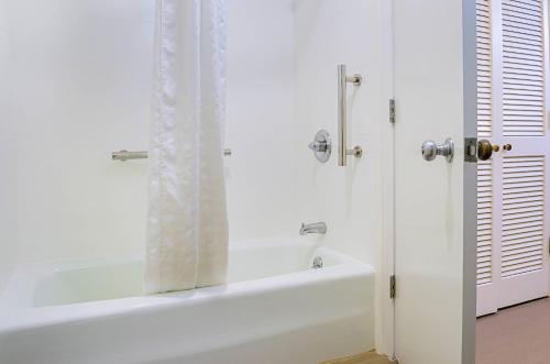 Bagno di Comfort Inn Monterey Peninsula Airport