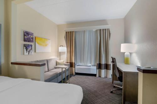 Кровать или кровати в номере Comfort Inn Bismarck