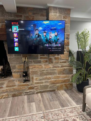 a flat screen tv on a brick wall at The Highland Oasis in Ephrata