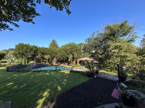 a yard with a fence and an american flag at The Highland Oasis in Ephrata