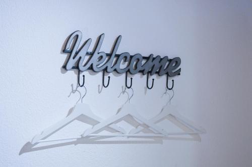 a metal sign that reads midterm hanging on a wall at Apartment Goldey in Unterseen