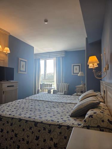 Una cama o camas en una habitación de Hotel Leonor Mirón