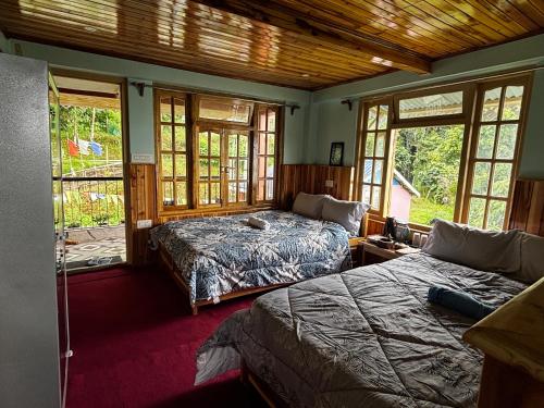 Ένα ή περισσότερα κρεβάτια σε δωμάτιο στο Satrangi Homestay Lamahatta